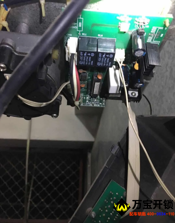 圖片關(guān)鍵詞 “雙雄”車庫(kù)門遙控器全丟處理方法