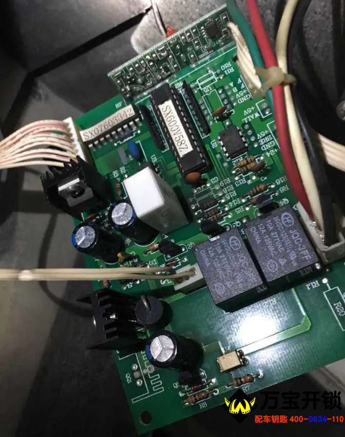 圖片關(guān)鍵詞 “雙雄”車庫(kù)門遙控器全丟處理方法