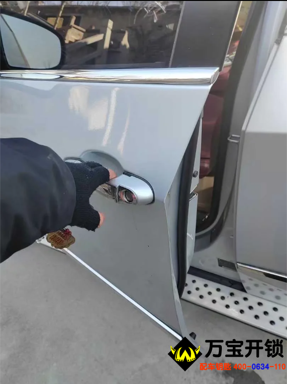 15年進(jìn)口寶馬X5無損開鎖，車鑰匙鎖車?yán)镩_鎖
