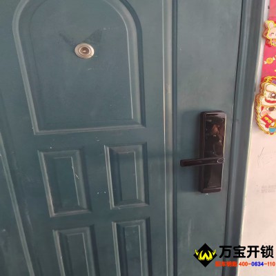 萊蕪長勺小區(qū)安裝一握開指紋鎖，萊蕪指紋鎖安裝