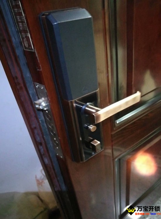 萊蕪皇庭港灣高層裝基信指紋鎖智能鎖E6007